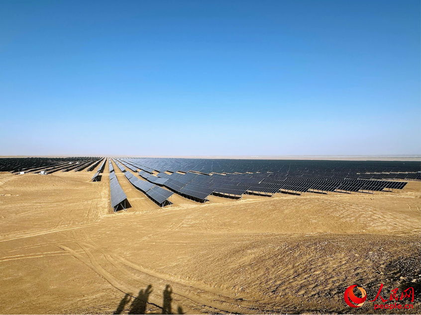 银河
十四师昆玉100万千瓦光伏基地。人民网记者 杨睿摄