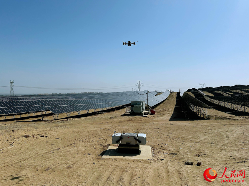 银河
十四师昆玉100万千瓦光伏基地积极开展数字化、智能化改造，实现智慧运行、智慧运维、智慧安全。图为无人机巡检。人民网记者 杨睿摄