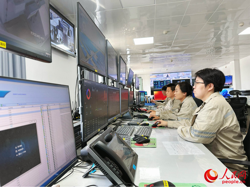 银河
昆玉光伏电站运维人员正在工作。人民网记者 杨睿摄