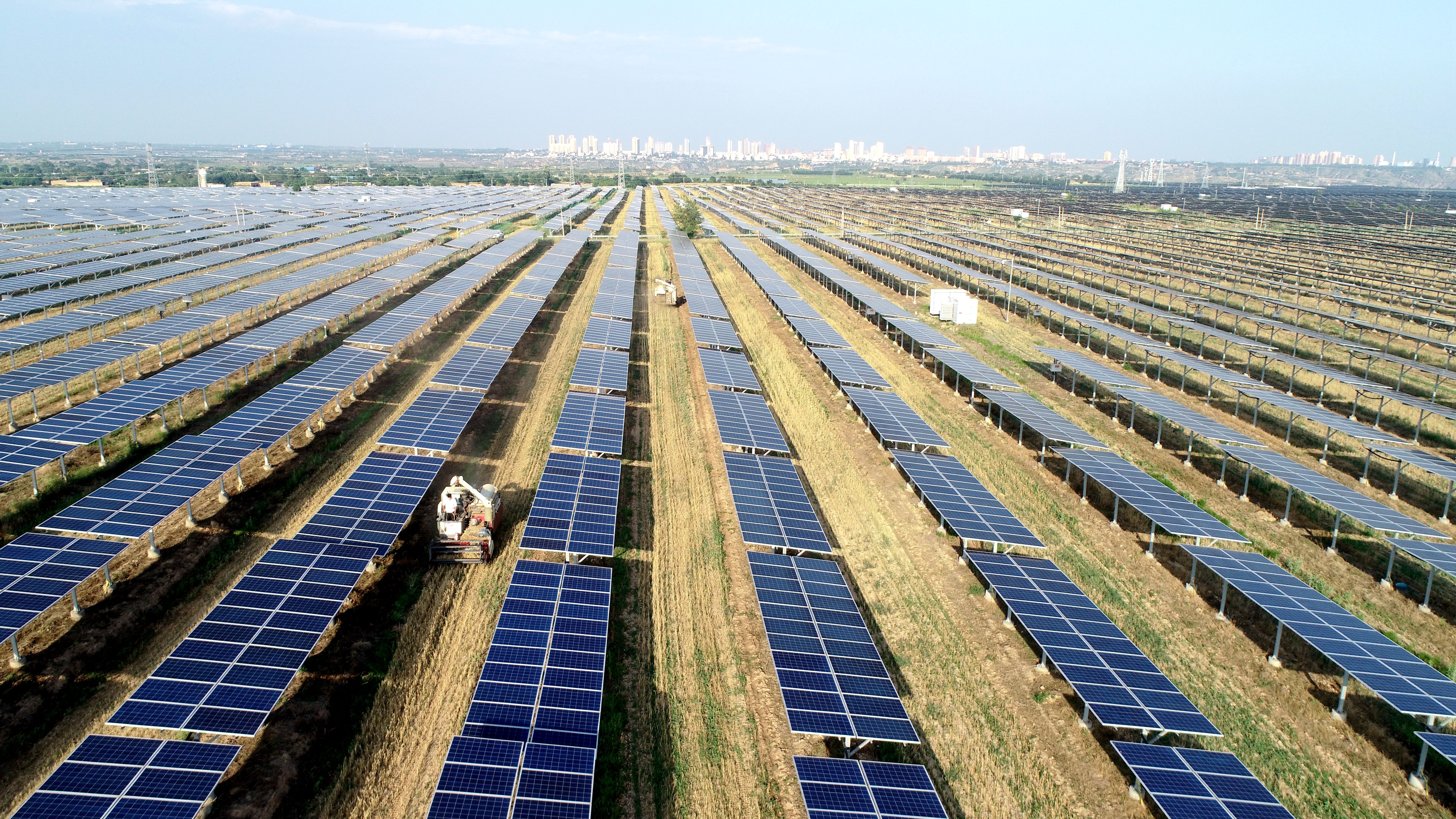 2.银河
澄城安里10万千瓦农光互补光伏电站采取“农光互补”模式，不仅大大提高土地综合利用率，还带动当地村民在家门口就业，促进农民增收。任永红摄 .jpg