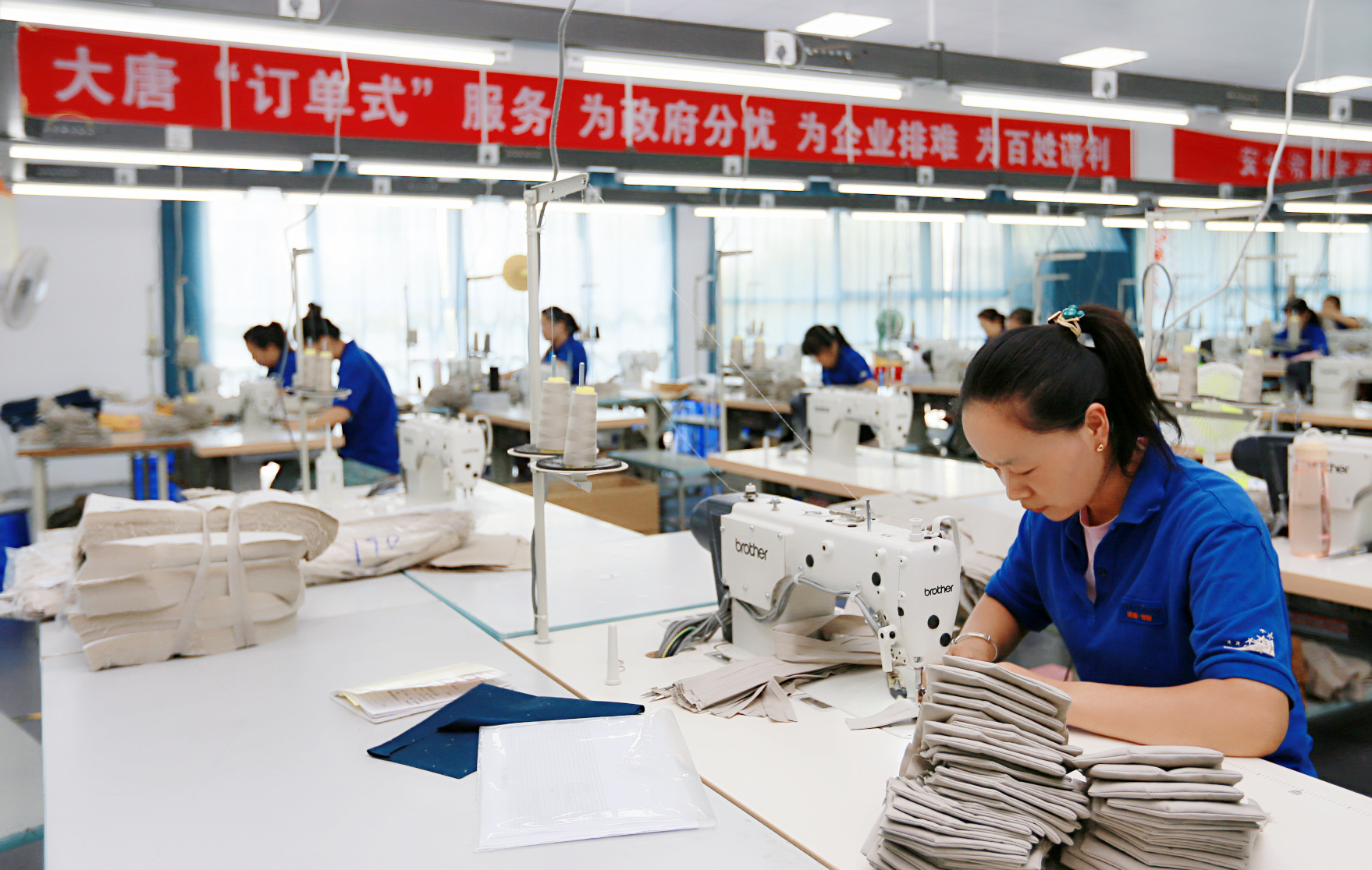 4.澳门银河
引进“订单式”扶贫企业.，让异地搬迁群众实现家门口就业.jpg