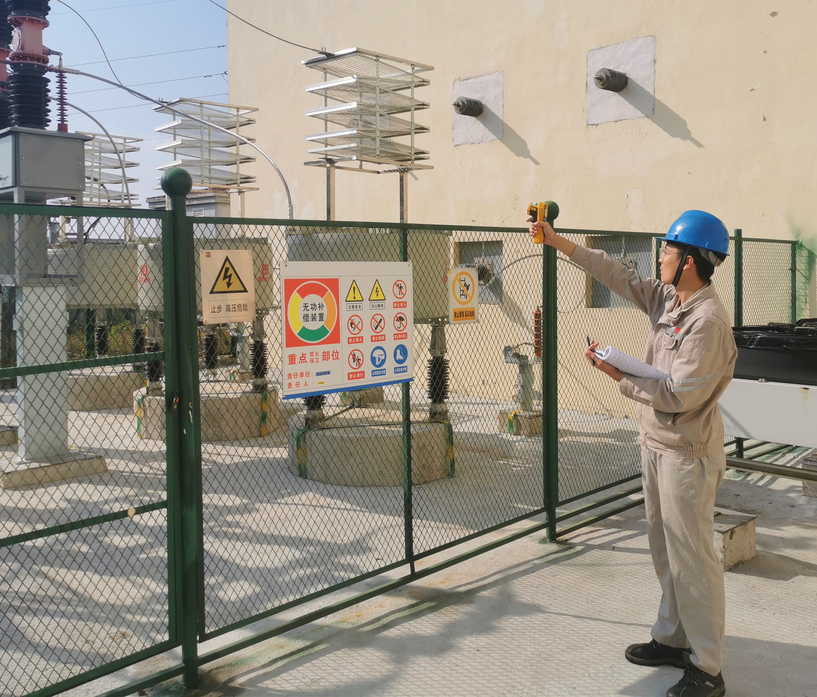1668044501931093912.jpg 对站内无功补偿设备巡视检查--拍摄者董学川..jpg