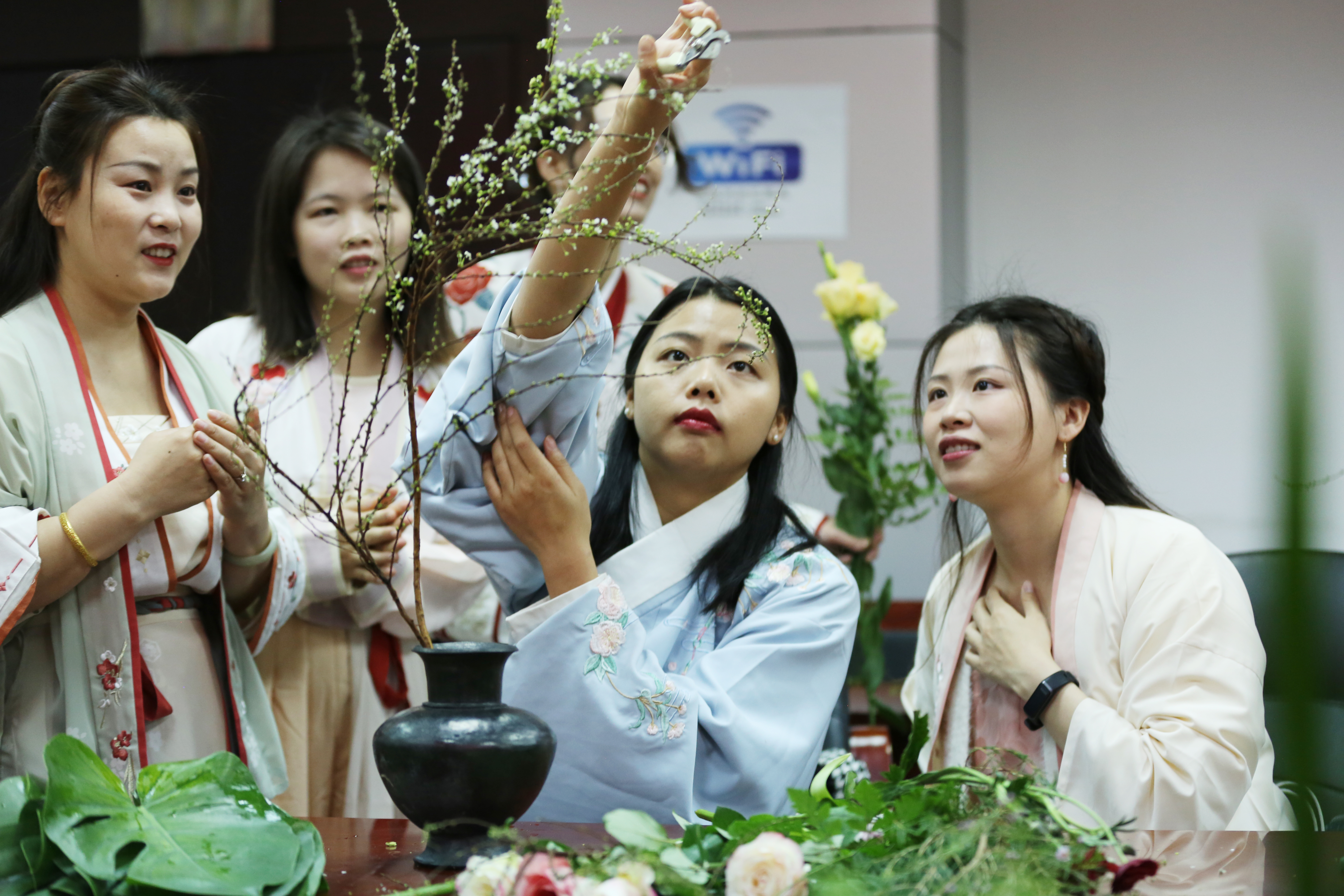 【幸福银河
】甘孜水电公司：茶香四溢 花开幸福 温情暖芳华 (3).jpg