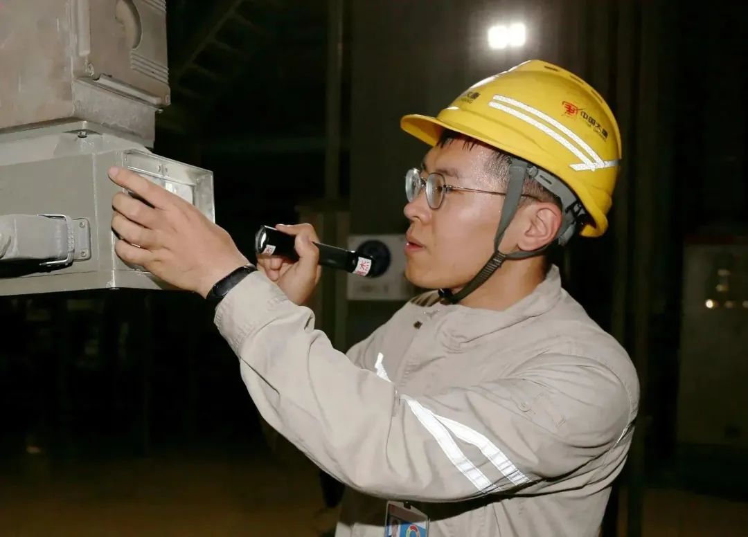 银河
王滩发电公司严格执行巡检、定期工作计划安排，每日按照巡检路线对各类设备进行全面巡查，出现异常及时处理，确保实现夏季大负荷期间各类问题动态清零。.jpg