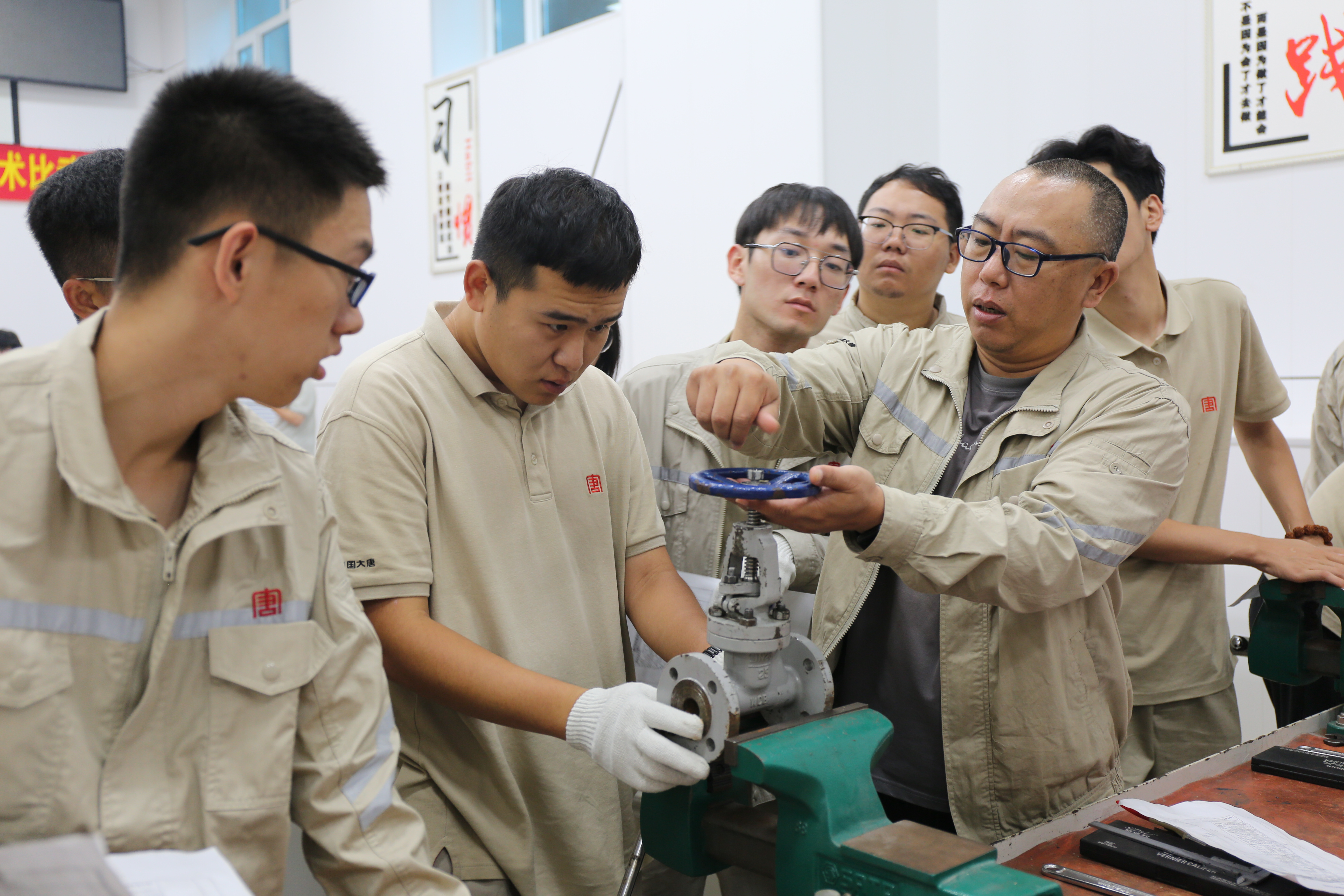 1702620245781031289.jpg 3银河
黑龙江公司新员工在老师傅的带领下认真学习专业技能.jpg