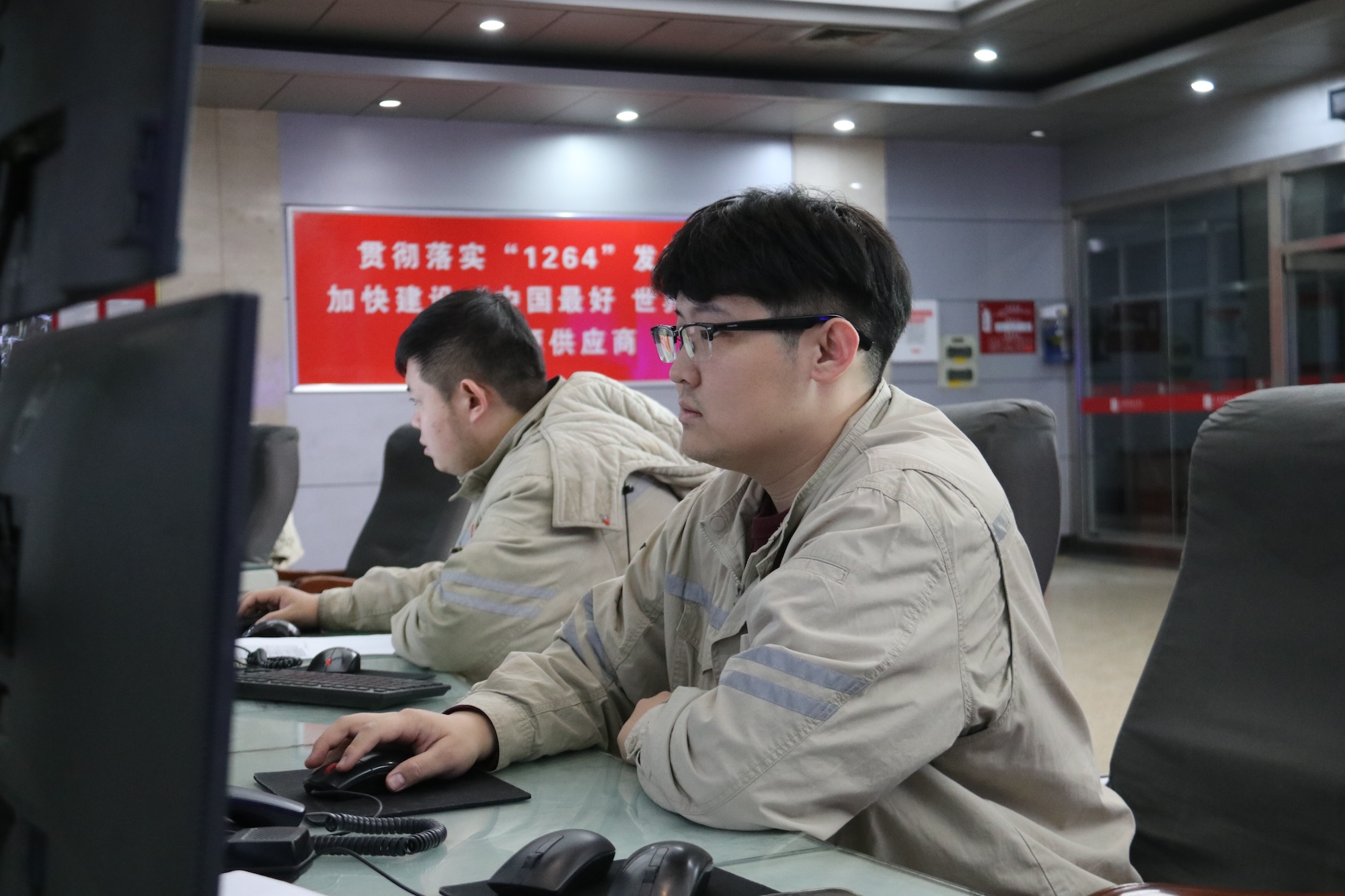 1707032048465064519.jpg 2.图为发电部实时掌握来煤翻卸进度,并及时通报燃料结构,确保机组经济稳定运行.jpg