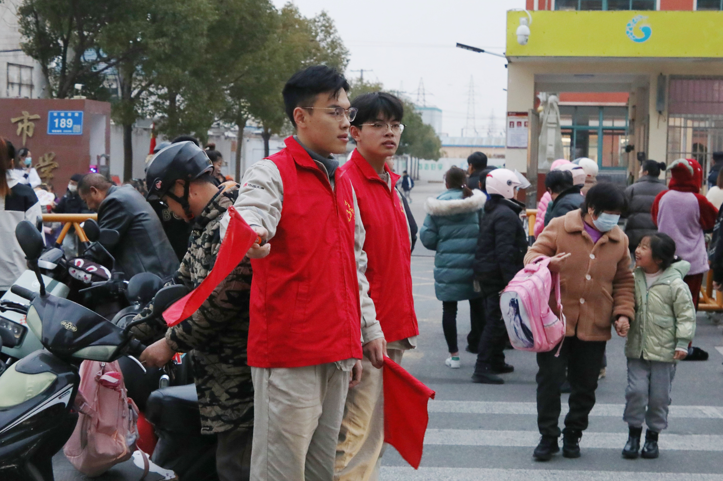 吕四到市区小学开展“护学岗”志愿活动，护送小学生安全放学.jpg