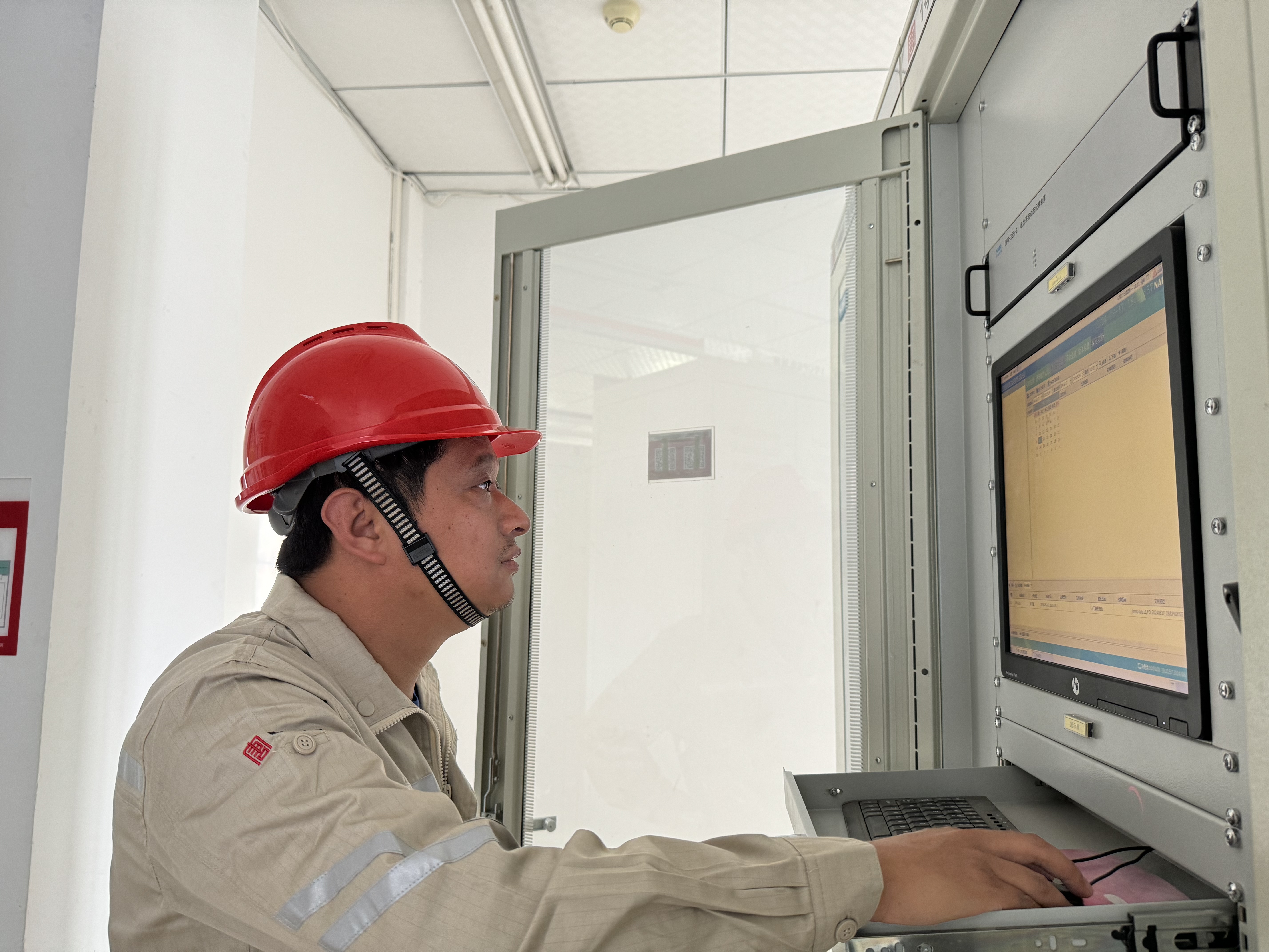 【奋斗银河
人】-杨少成：从遇见光到散发光的科技创新先进工作者1.jpg