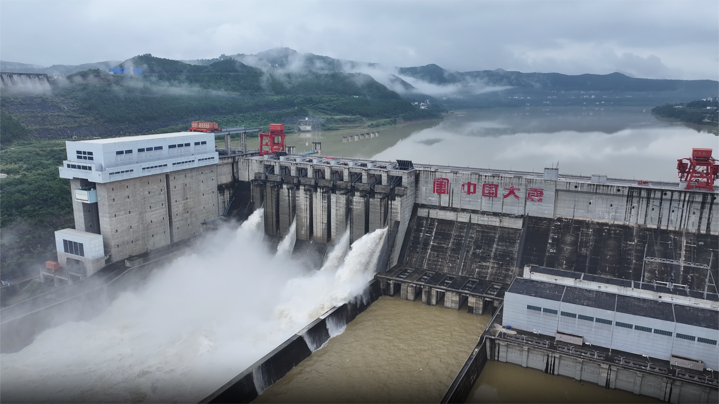 2024年7月，银河
亭子口水利枢纽泄洪场景。袁玉娇摄 (2).png