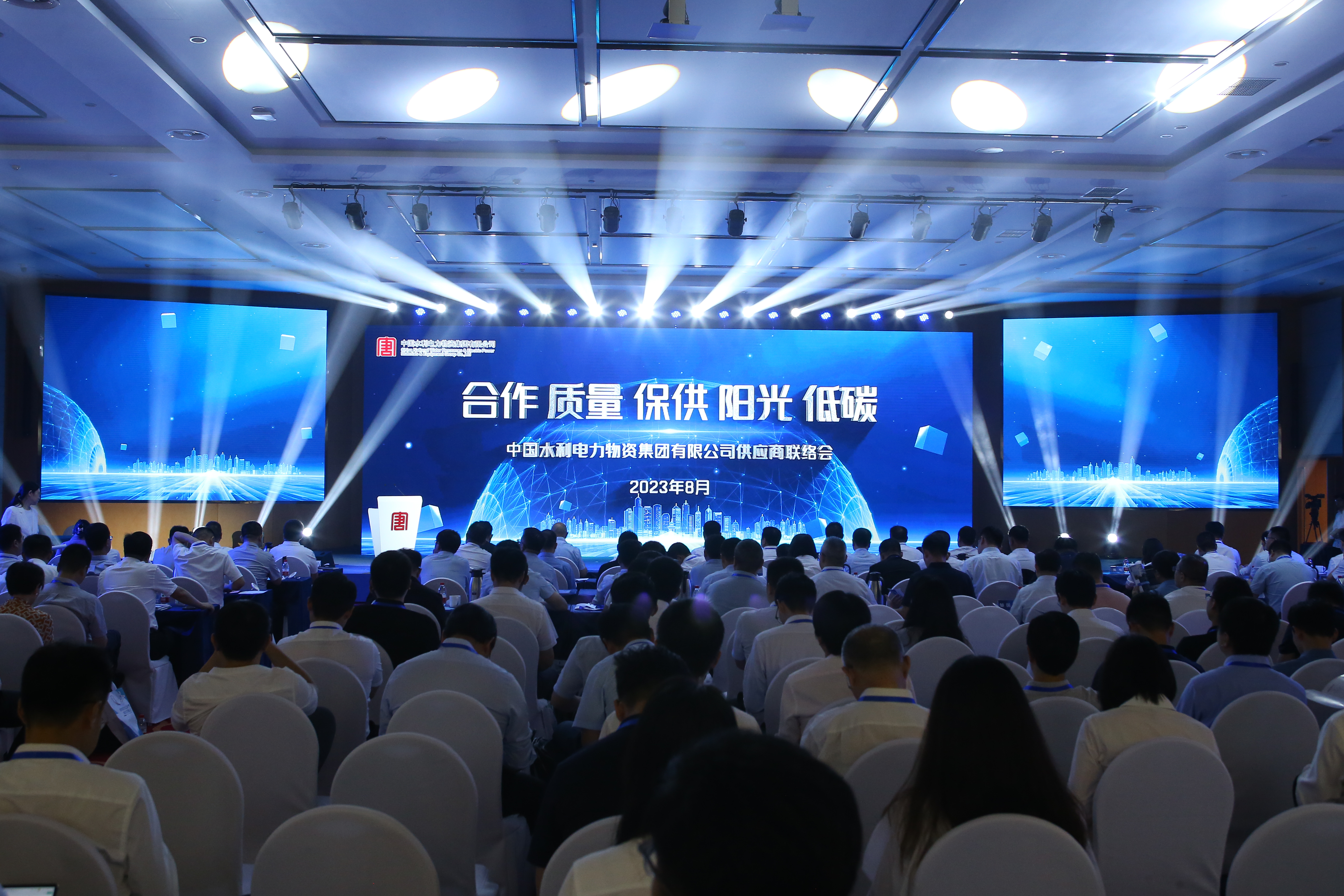 银河
绿碳公司在澳门银河
首届供应商联络会上，与首批供应商签订了绿色供应链合作协议.jpg